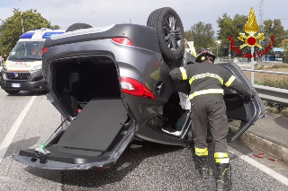 Jesi - Scontro tra due auto in via Marconi: quattro feriti